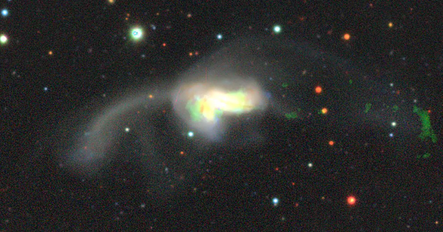 Астрономы обнаружили гигантские облака газа, подсвеченные активным ядром галактик