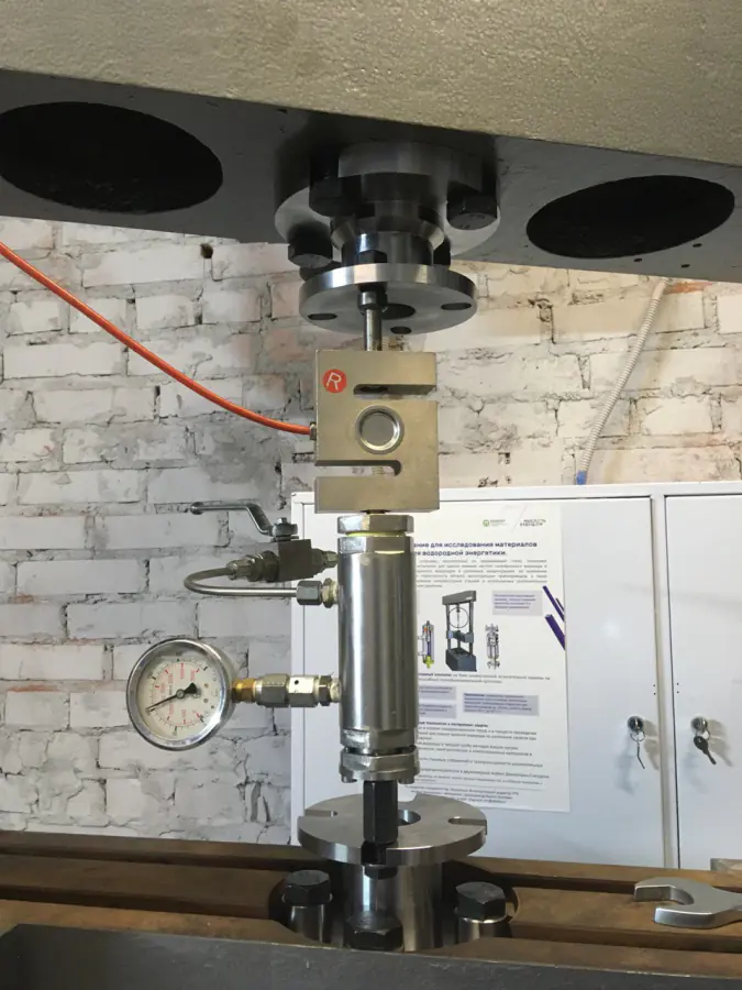 Study of the effect of hydrogen under pressure on the properties of materials