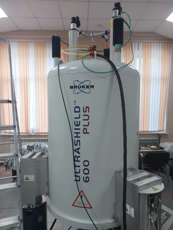 ЯМР-спектрометр Bruker AVANCE с рабочей частотой 600 МГЦ