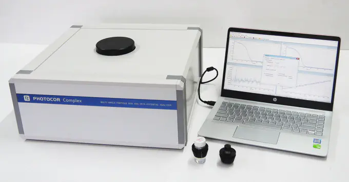 Гониометр рассеянного лазерного света PhotoCor (PhotoCor Corp., США), оснащенный He-Ne лазером (λ = 633 нм, 15 мВт) и 288-канальным коррелятором FotoCor-SP с логарифмической временной шкалой от 2.5×10-8 до 6800 с.